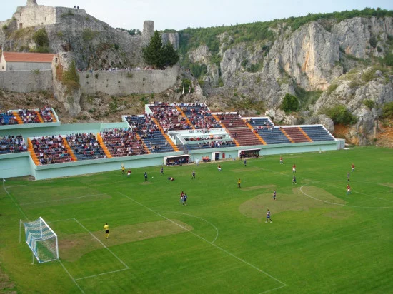 blog-estadios-futebol-estranhos-gospln-dolac-croatia.webp