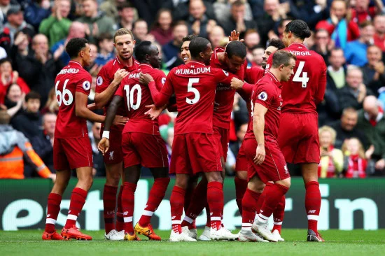 los_jugadores_del_liverpool_celebrando_un_gol.webp