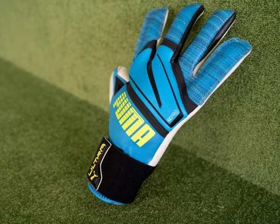 Guante-Puma-Ultra-Grip-1-futbolemotion-2.webp