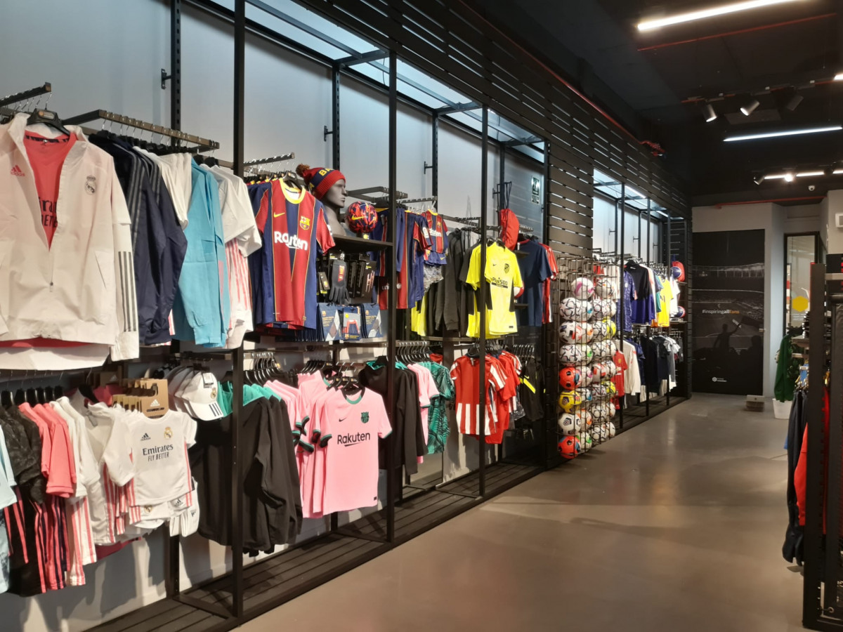 Nueva tienda Fútbol en el Centro Comercial Splau - - Fútbol Emotion