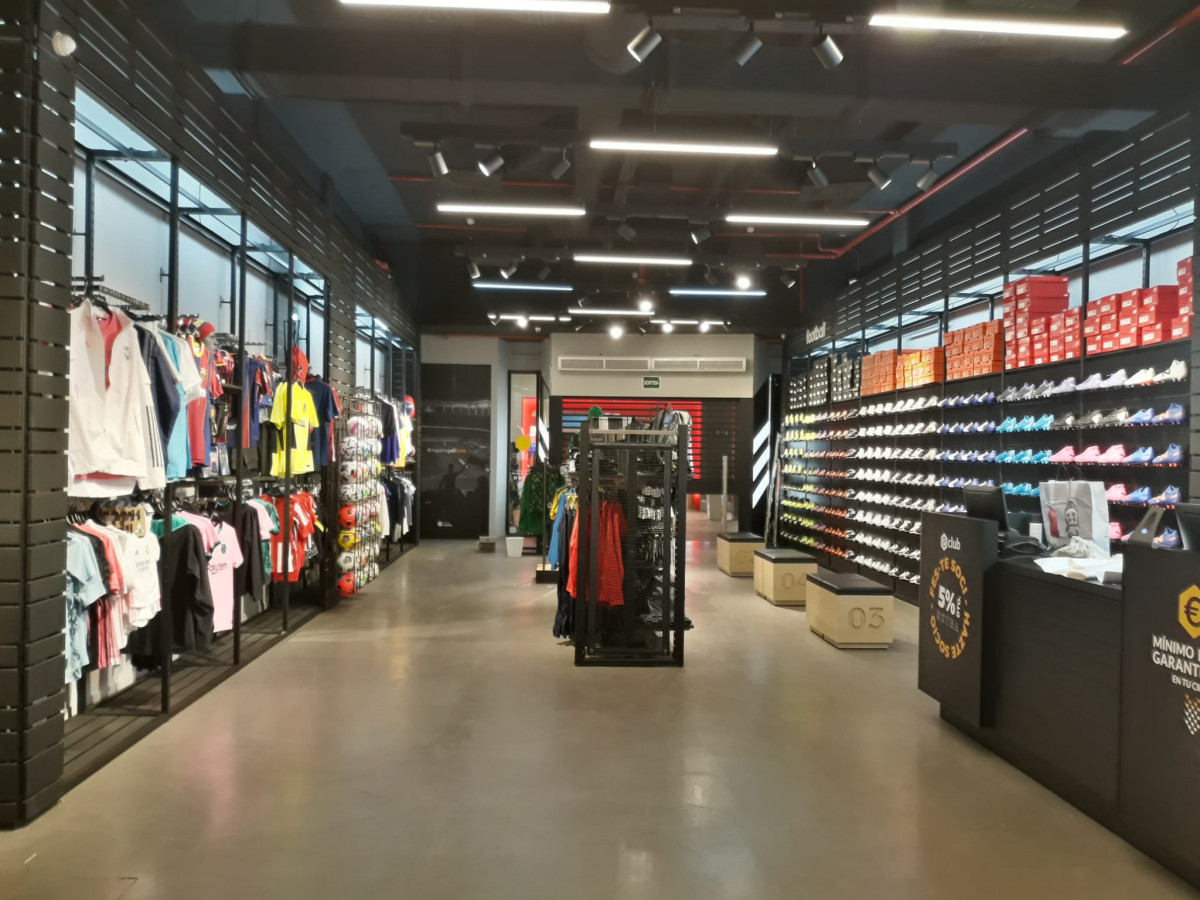 Nueva tienda Fútbol en el Centro Comercial Splau - - Fútbol Emotion