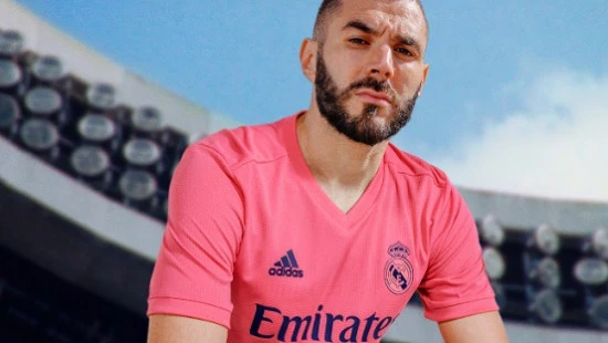 post-las-tecnologias-de-las-camisetas-de-futbol-benzema-rosa.webp