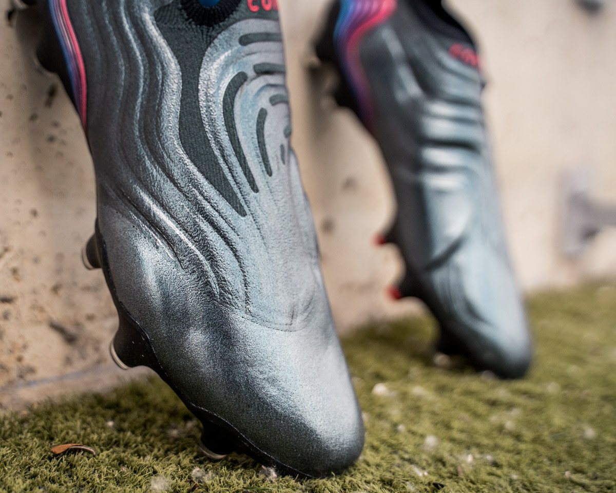 desastre Contador Acostumbrar Las nuevas botas negras de adidas y Nike - Blogs - Fútbol Emotion