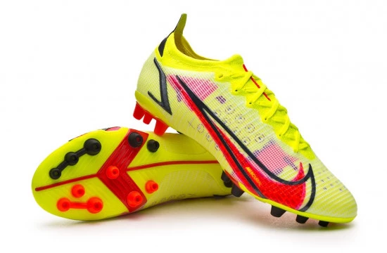 post-jugadores-con-botas-ag-Nike-Mercurial-t.webp