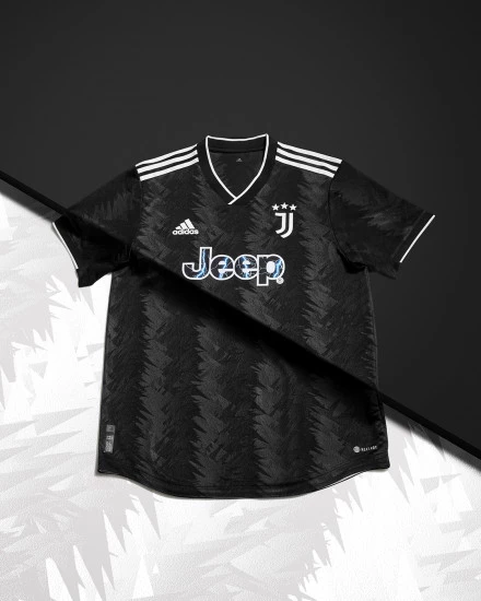 1025237-H23544_JUVENTUS_FW22_AWAY_LAYDOWN_SHOT-1_4x5.webp