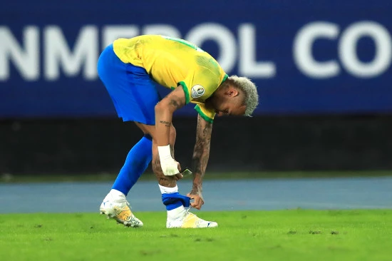 post-como-colocarse-las-espinilleras-Neymar.webp