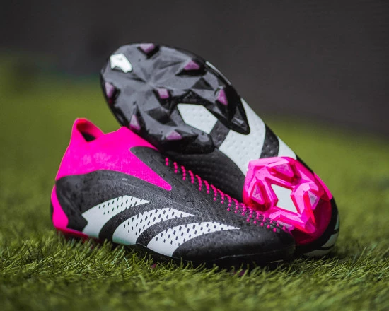 post-adidas-predator-vs-nike-phantom-gx-predator.webp